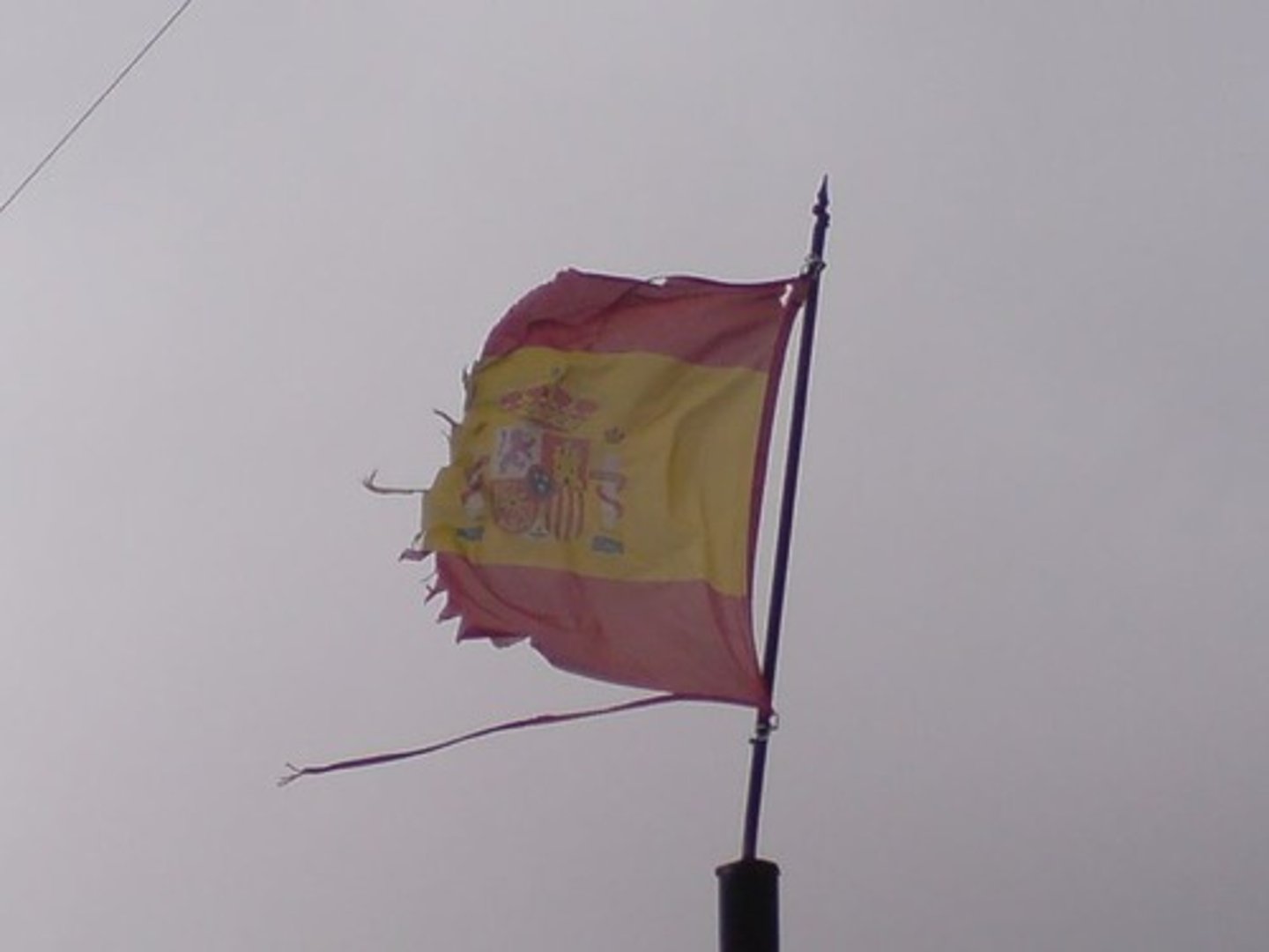 <p>pedazo, trozo, tira pequeña</p>