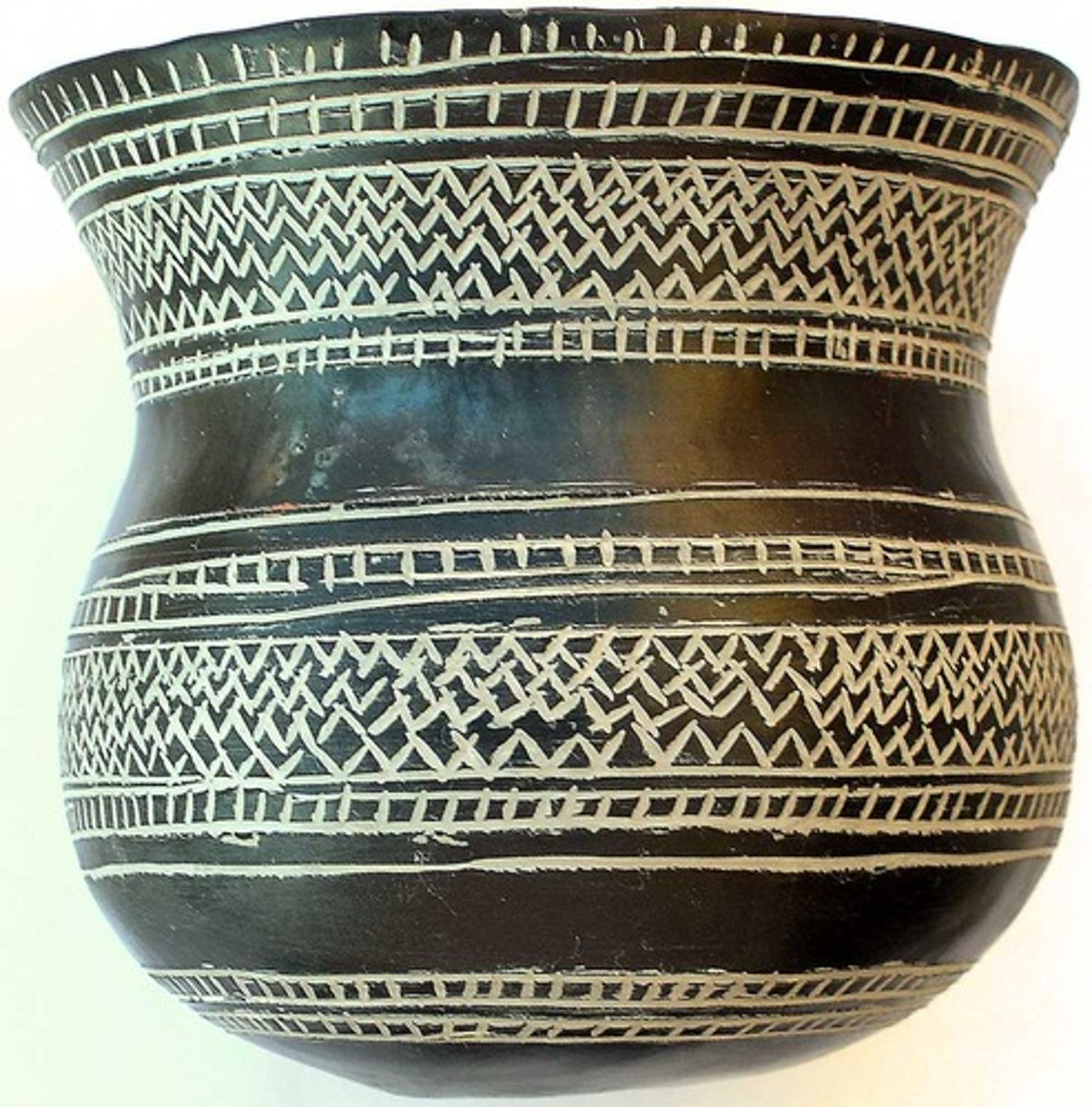 <p>arte que puede estar en la forma de un plato, plato hondo o taza.</p>