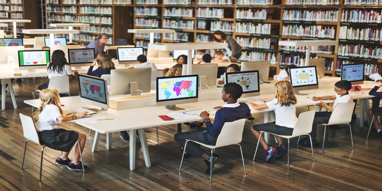 <p></p><p><span style="color: #2c09f1">Los Centros de Recursos para el Aprendizaje (CRA) en Estados Unidos surgieron en la década de 1960 como respuesta a las necesidades educativas, promoviendo el acceso a materiales y tecnologías para mejorar el proceso de enseñanza-aprendizaje.</span></p><p><span style="color: #2c09f1">En los posteriores años en Estados Unidos se produce de forma espontánea un cambio importante y es que los estudiantes se auto- organizan en grupos para trabajar en forma conjunta y colaborativa; los profesores elaboran materiales basados en la solución de problemas y en la experiencia. Este enfoque fomenta el aprendizaje activo y el desarrollo de habilidades sociales entre los estudiantes, influyendo en la evolución de los CRA.  </span></p>