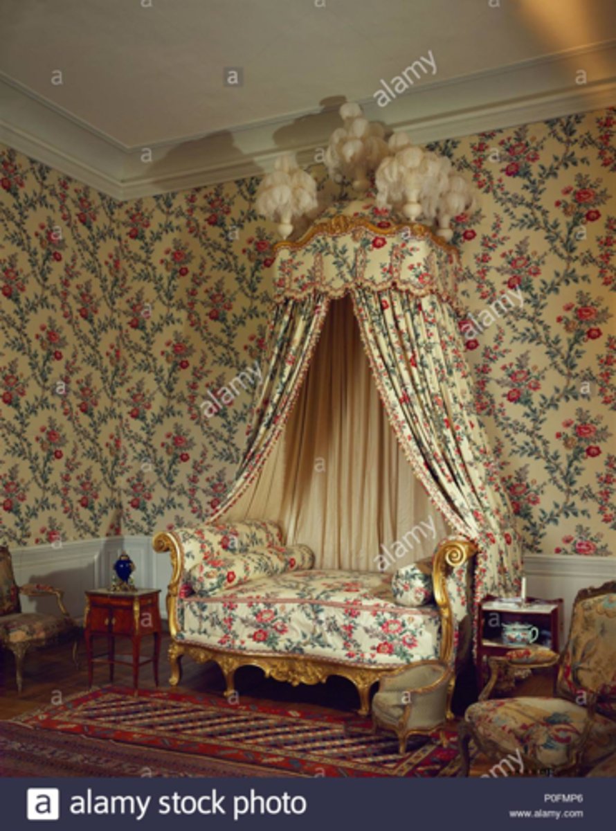<p>French Neoclassic</p><p>Bed with the head and the feet in the same size</p>