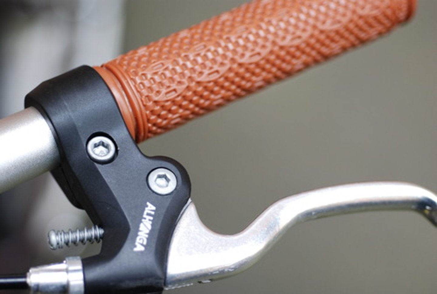 <p>n. /breɪk/ cái phanh</p><p>He hit the brake suddenly to avoid the dog. (Anh ấy đạp phanh gấp để tránh con chó.)</p>