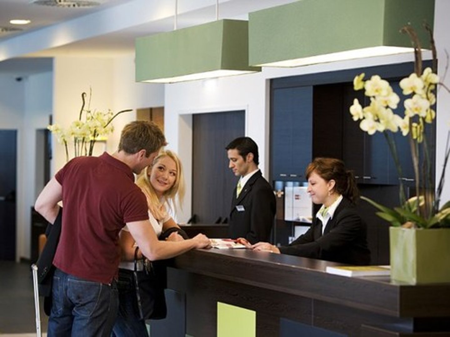 <p>to reserve, to book</p>