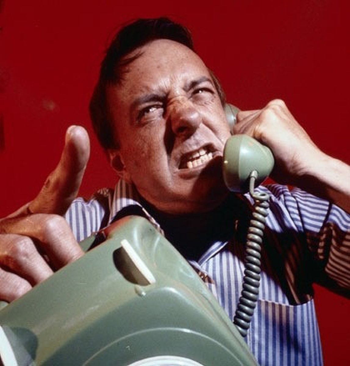 <p>жаловаться, выражать недовольство</p>