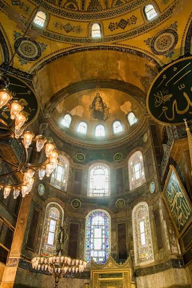 <ul><li><p>Hagia Sophia (interior/Exterior)</p></li><li><p>Constantinople or Istanbul</p></li><li><p>537</p></li></ul><p></p>