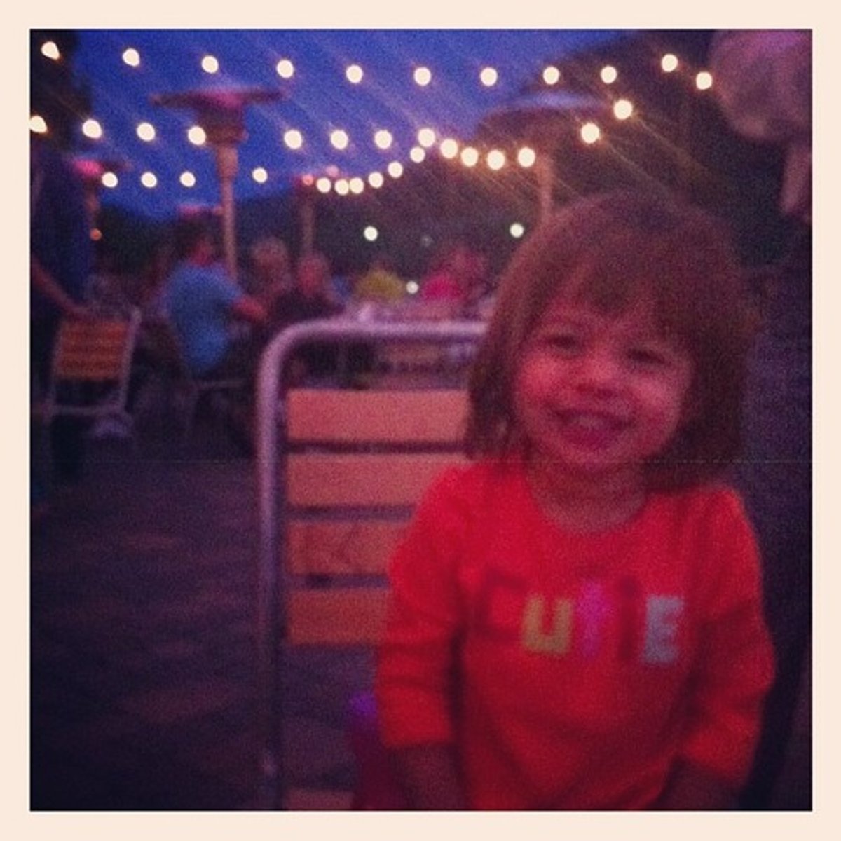 <p>затримуватися допізна</p>