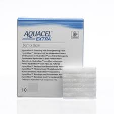 <p>een hydrofiber verband</p><ul><li><p>post operatieve open letsels</p></li><li><p>granulerende opp of diepe letsels</p></li><li><p>krimpt bij verzakking</p></li><li><p>wiekverband ook mogelijk</p></li><li><p>in open letsels naast stoma</p></li></ul><p></p>