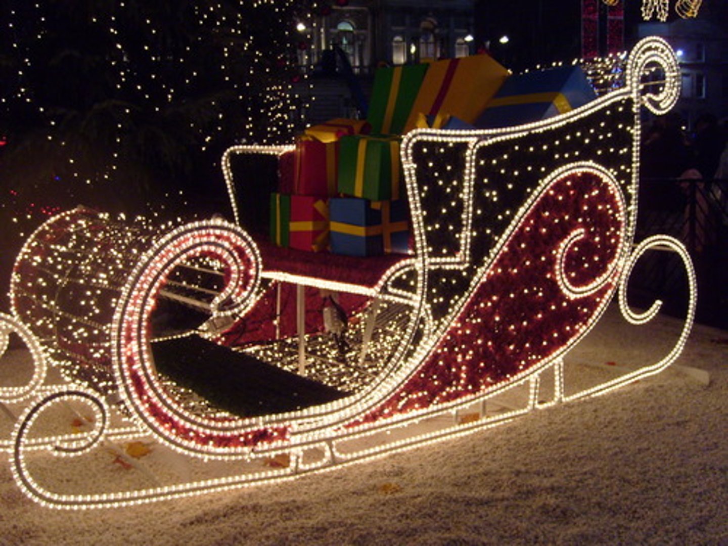 <p>xe trượt tuyết /sleɪ/</p><p>Ex: The children eagerly hopped onto the sleigh, ready for a thrilling ride through the snowy hills.</p><p>The sound of jingling bells filled the air as the sleigh glided effortlessly over the glistening (lấp lánh) snow.</p><p>Many children believe that Santa Claus arrives on Christmas Eve in a sleigh pulled by reindeer.</p>