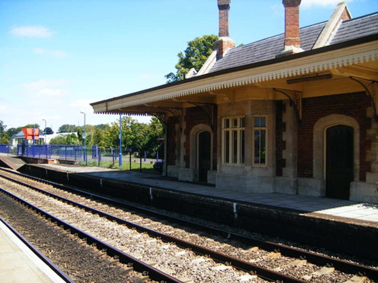 <p>trên sân ga</p>