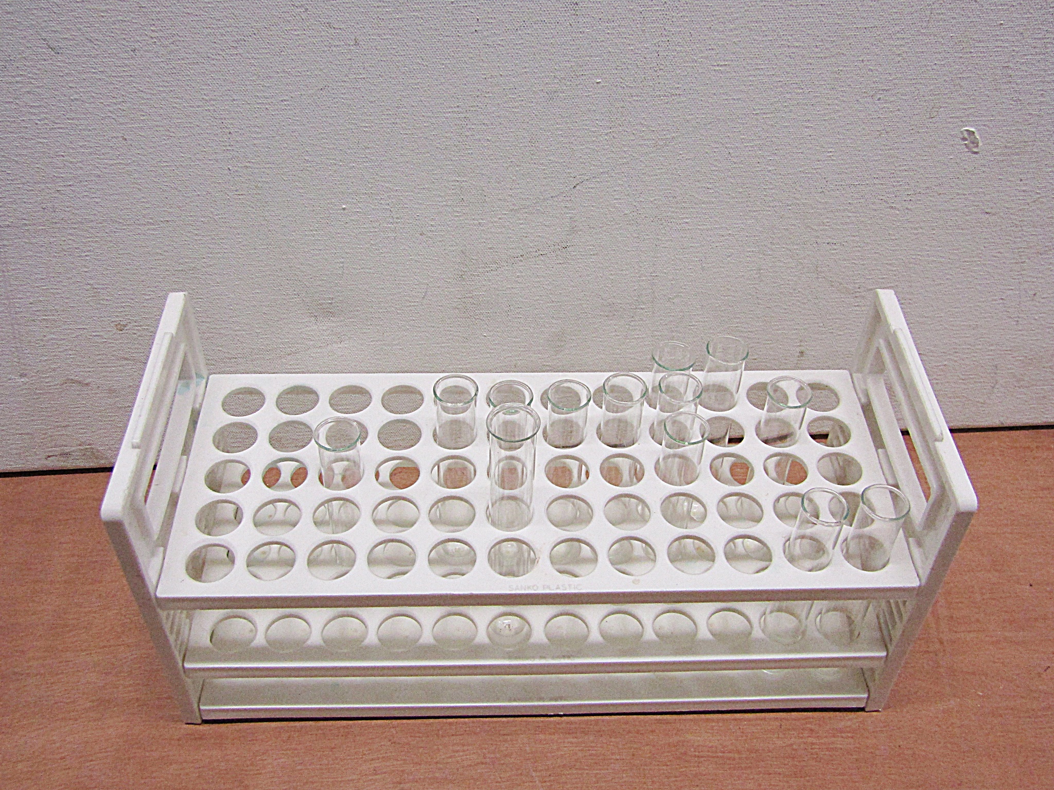 <p>Organizes and holds many test tubes upright.</p>