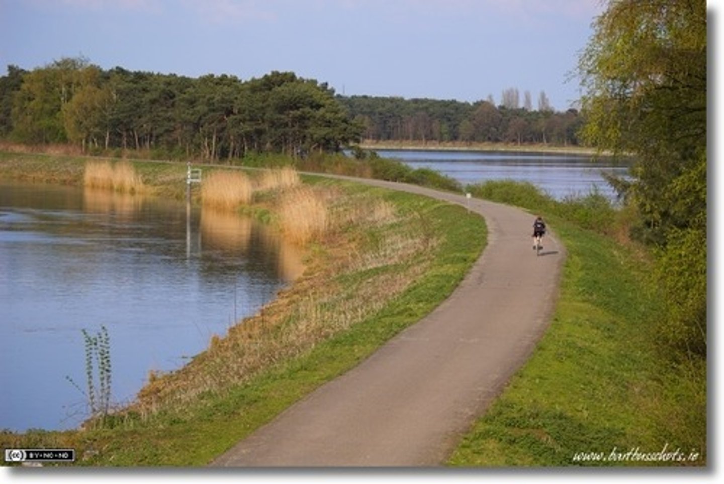 <p>A structure built to prevent ocean waters from flooding adjacent land</p>