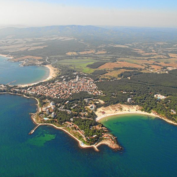 <p><span>a piece of land almost surrounded by water or <u>projecting</u> out into a body of water</span></p>