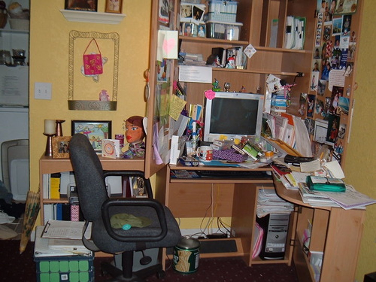 <p>disorderly, disorganized</p>