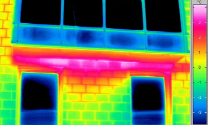 <p></p><p><span><span>- U-waarde bekijkt warmtetransport ééndimensionaal</span></span></p><p><span>- </span><span><span>Ter hoogte van overgangen tussen constructieonderdelen klopt dit niet → hier verloopt het warmtetransport meerdimensionaal</span></span></p><p></p><p><span><strong><span>Koudebrug</span></strong><span><br></span><span>- negatieve connotatie</span><span><br></span><span>- Duidt hoofdzakelijk op slecht ontworpen/uitgevoerde details</span><span><br></span><span>- Als de koudebrug goed ontwerpen/uitgevoerd is, is het eigenlijk geen “koudebrug” meer</span></span></p><p><span><strong><span>Bouwknoop</span></strong><span><br></span><span>- Positieve benadering</span><span><br></span><span>- Verzamelnaam voor zowel goede als slechte oplossingen</span><span><br></span><span>   = samenkomen van scheidingsconstructies</span><span><br></span><span>   = doorboring van de isolatielaag van een scheidingscontructie</span></span></p>