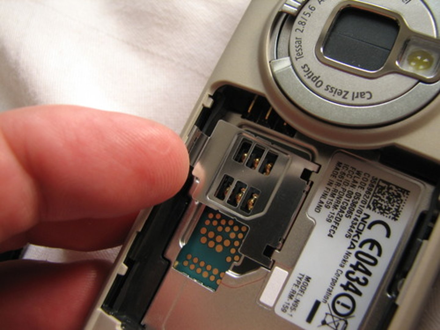 <p><strong>sử dụng, áp dụng</strong></p><p><span><strong>Lắp vào, Đặt vào</strong></span></p>