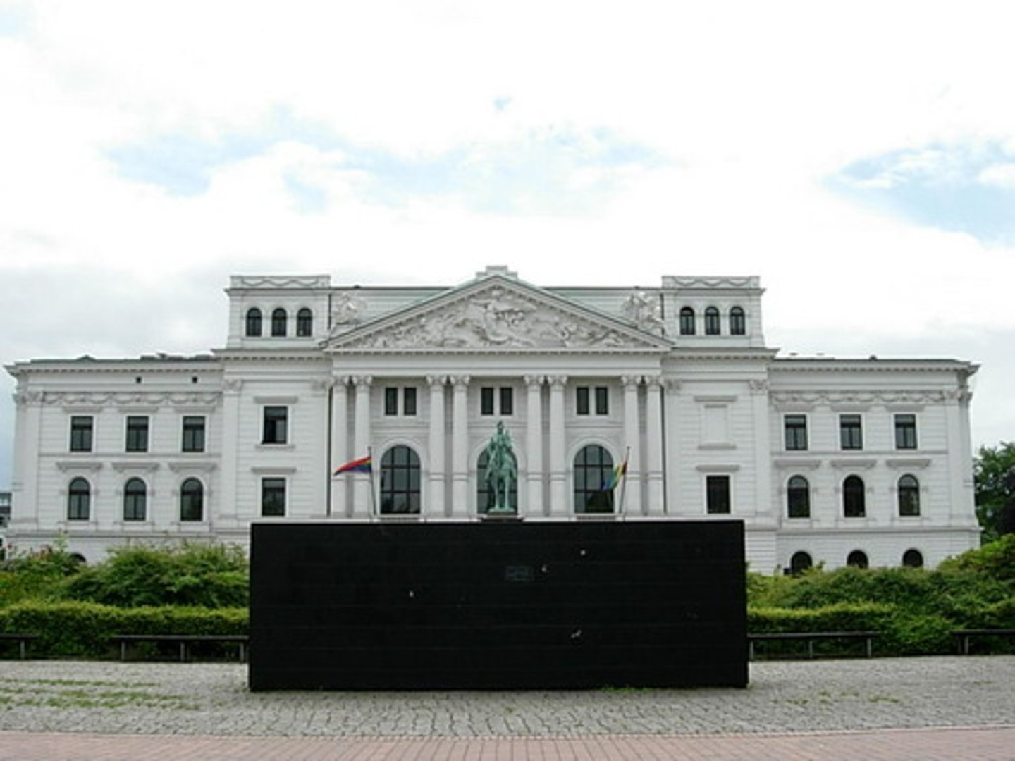 <p>- antypomnik, antymonumentalizm</p>