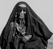 <p>full veil, eyes are seen</p>