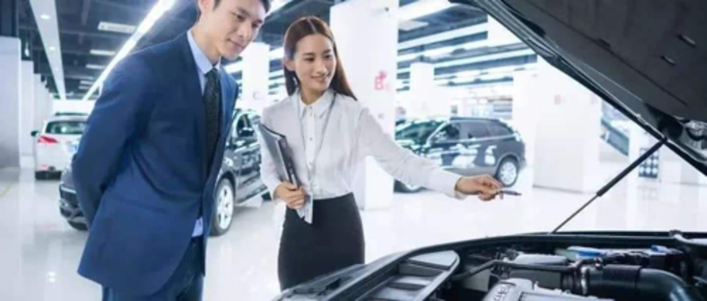 <p>nhân viên bán xe ô tô</p>