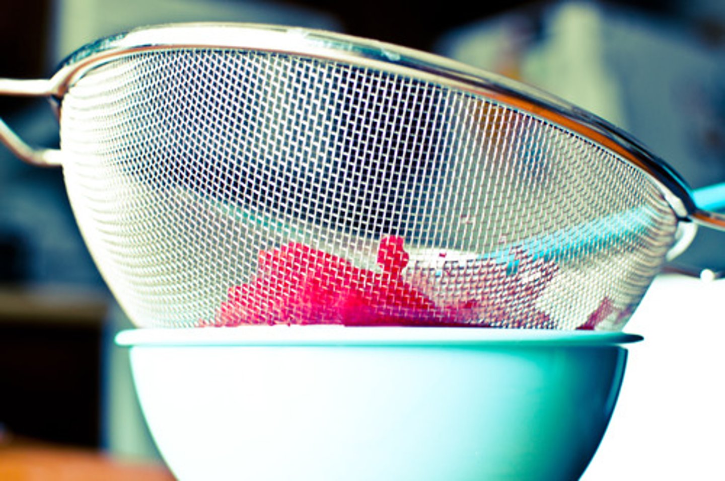 <p>to strain, filter</p>