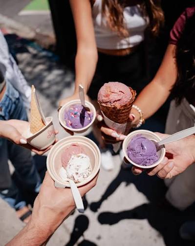 <p>Ravi(e)</p><p><span style="background-color: oklch(0.9798 0.005 78.300003); color: oklch(0.2642 0.013 93.900002 / 0.6);"><span>Je suis ravie quand je prends une glace avec mes amis.</span></span></p>