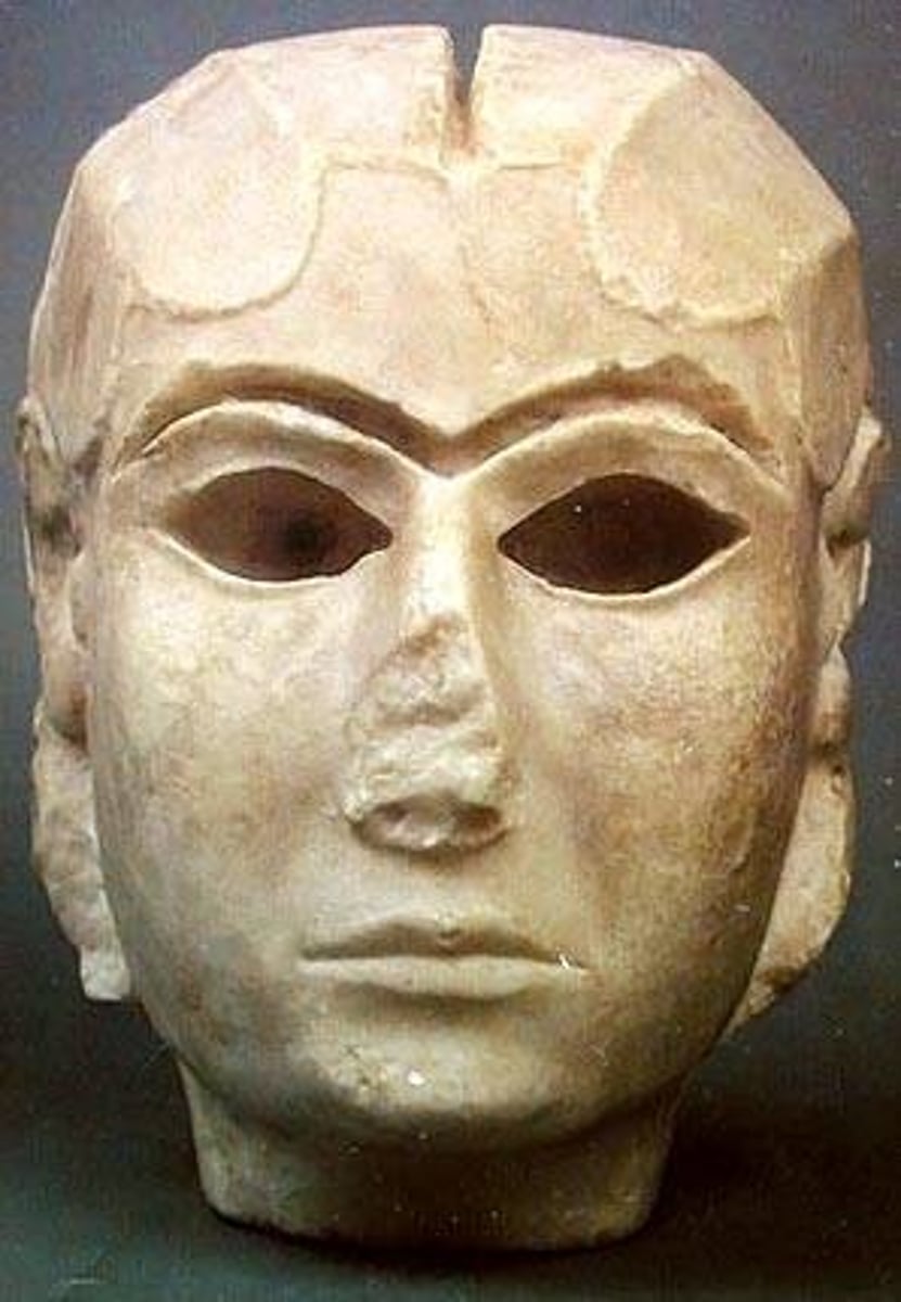 <p>Likely a representation of the goddess Inanna from Eanna, Uruk (ca. 3300 BCE).</p>