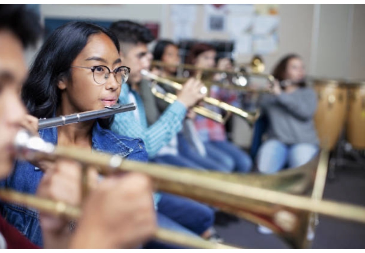 <p>I was </p><p><span style="background-color: oklch(0.9902 0.004 106.470001); color: oklch(0.3039 0.04 213.679993 / 0.75);"><span>I was part of the band at school.</span></span></p>