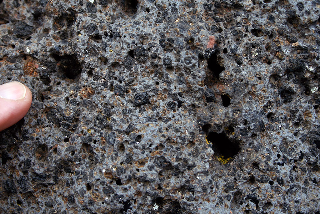 <p>-igneous</p><p>-volcanic</p><p>-vesicular</p><p>-mafic</p><p>-Ca-plagioclase, pyroxene</p><p>-forms at beginning of BRS</p><p>uses: construction</p>