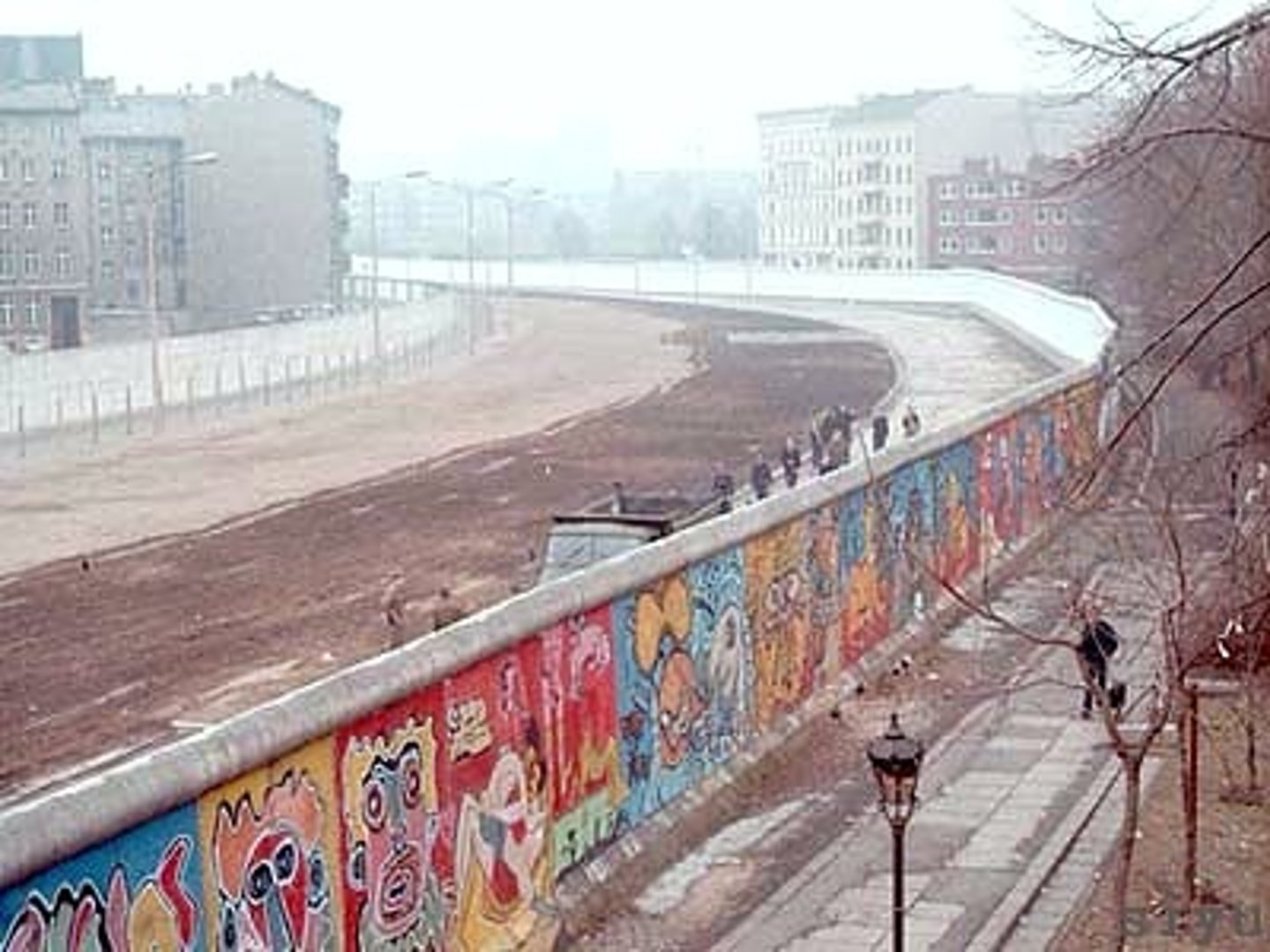<p>A wall separating East and West Berlin built by East Germany in 1961 to keep citizens from escaping to the West</p>