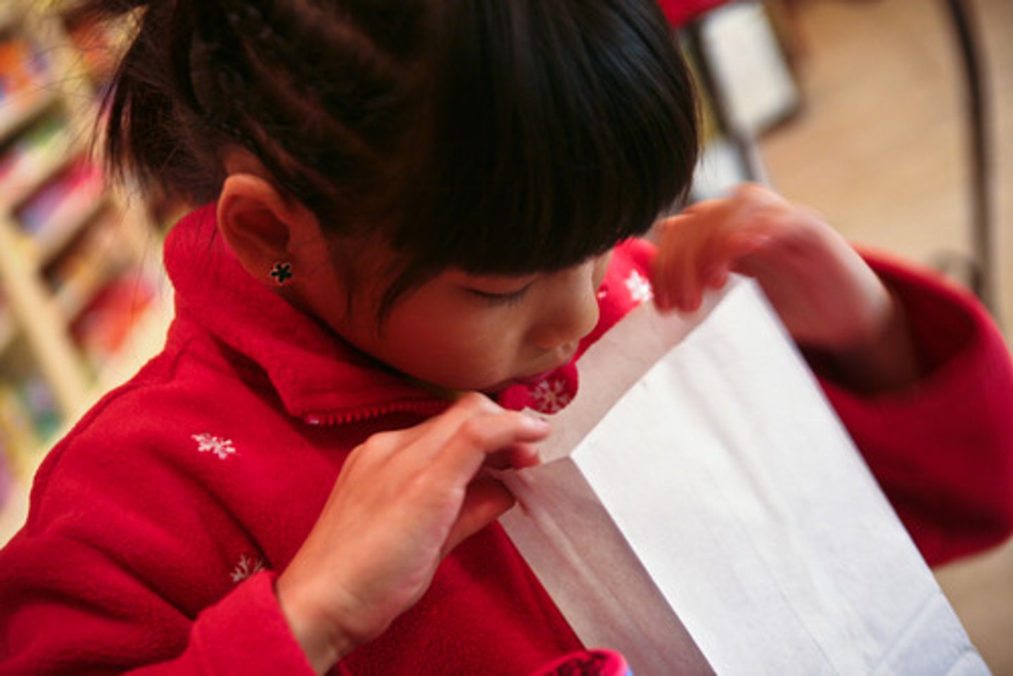 <p>to have; to exist</p>