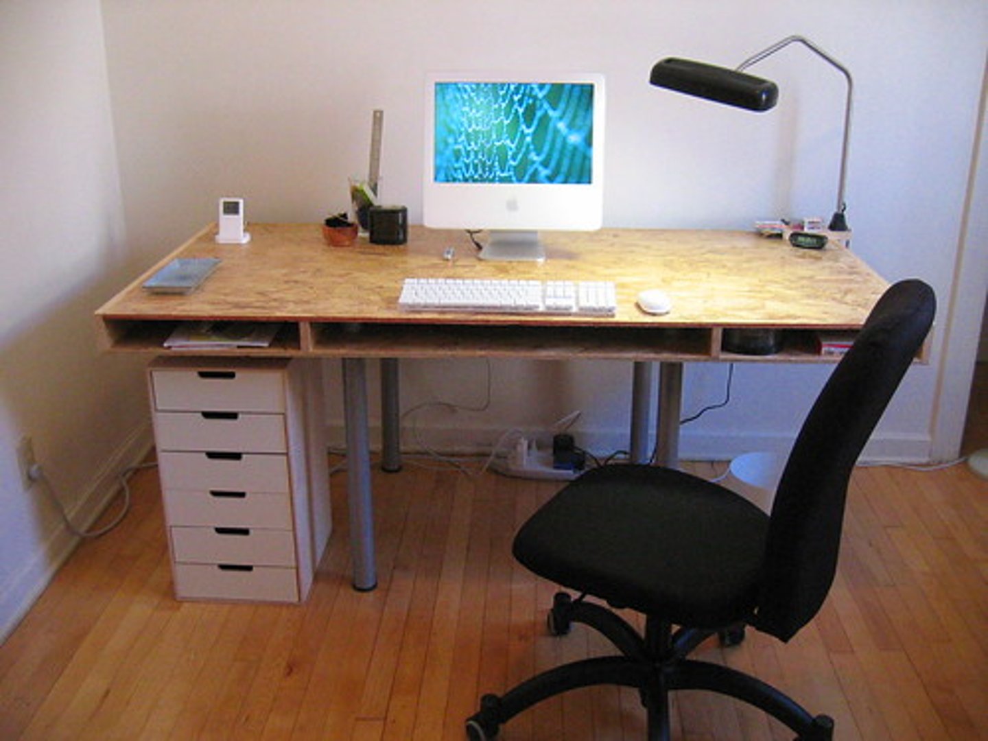 <p>a desk, an office</p>