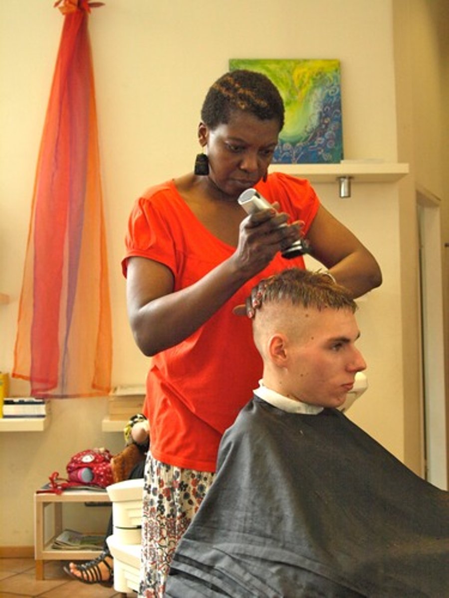 <p>to cut one's hair, to get a haircut</p>