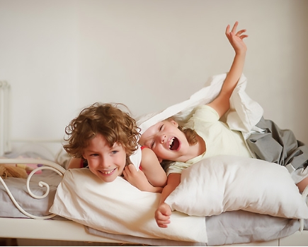 <p>The children are <strong>naughty</strong>.</p><p><span>|ˈnɔːtɪ|</span></p><p><span>Непослушный</span></p>