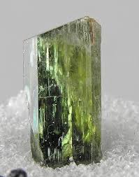 <p>how do you indentify <strong>Amphibole (Hornblende)</strong> </p>