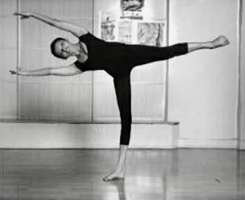 <p><span>The dancers stands with the head and the spine in alignment and the supporting foot turned</span></p>