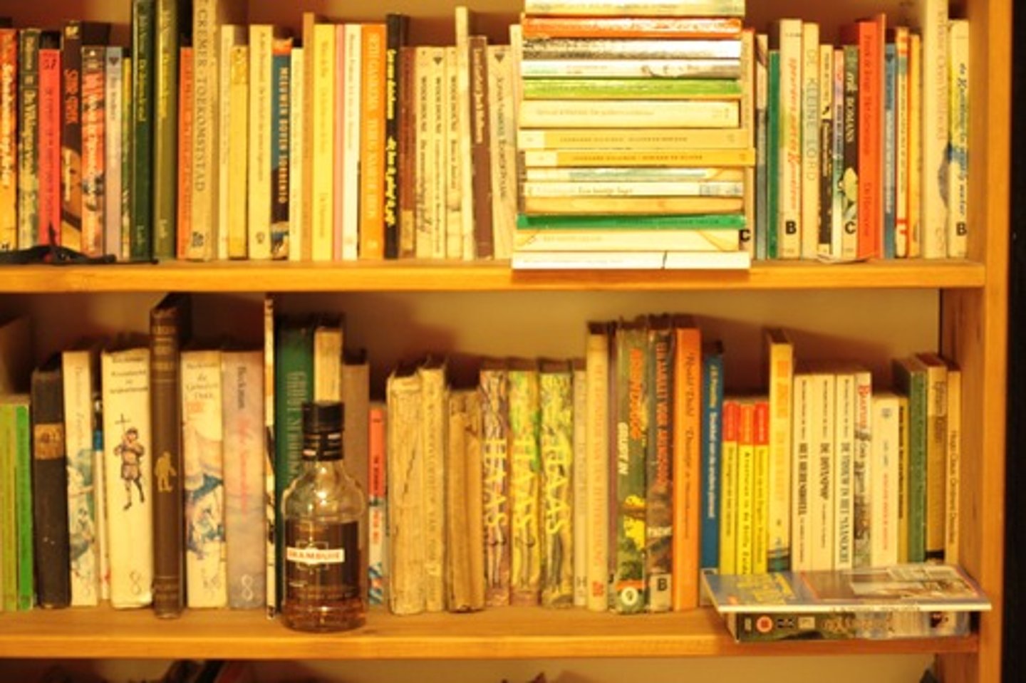 <p>kệ sách</p>