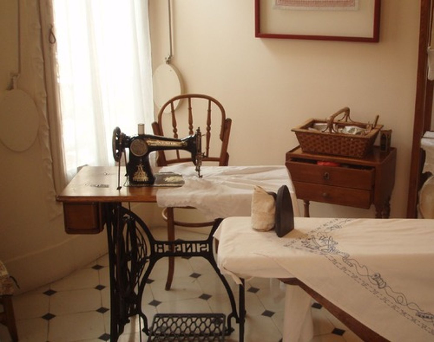 <p>inside, indoors</p>