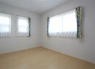 <p><span style="color: blue">私の部屋に窓が三つあります。</span></p>
