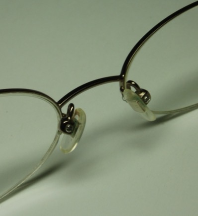 <p>Has adjustable ‘toggle pads’ which are fitted to the contours of the pts nose </p>