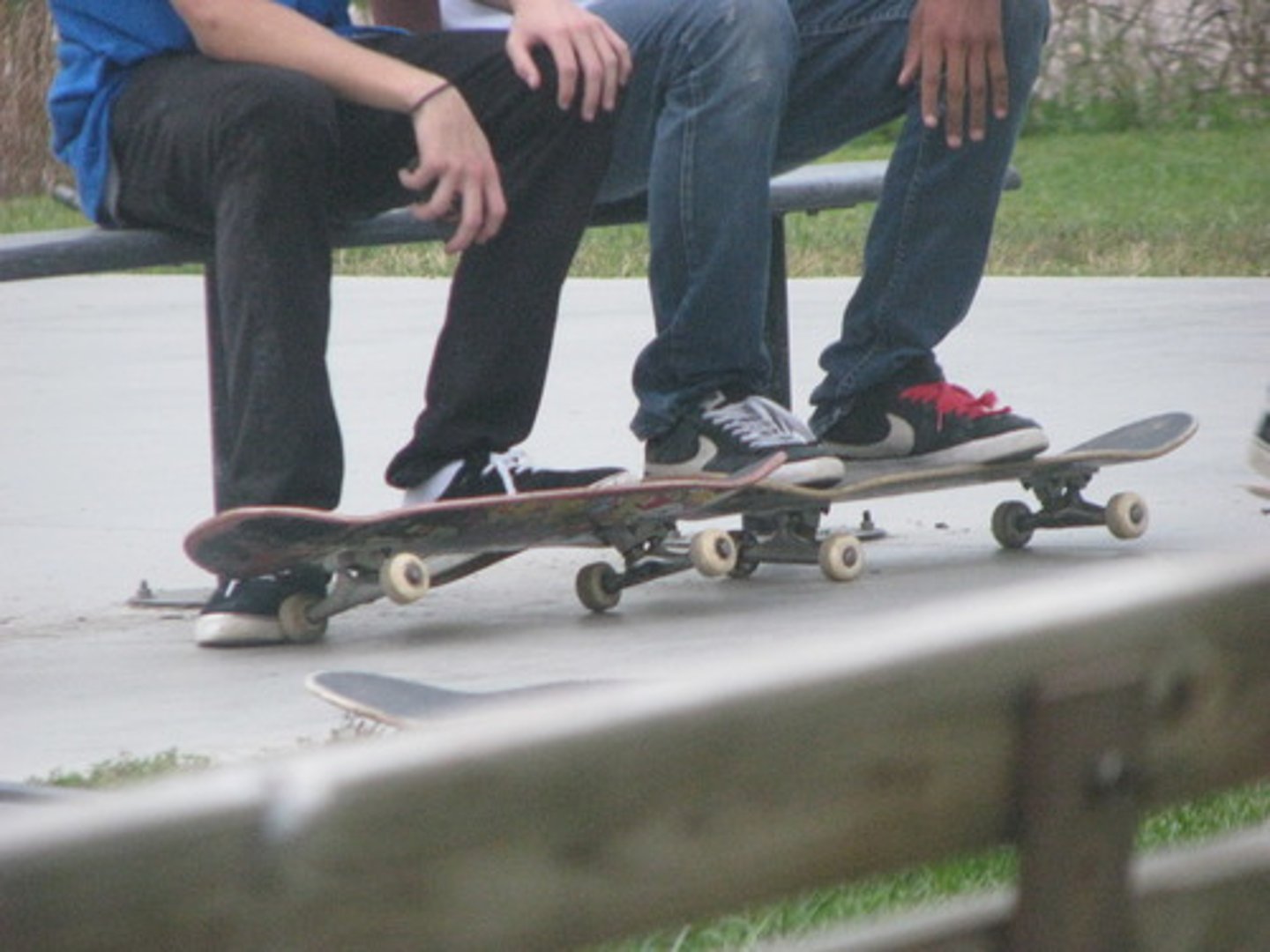 <p>They (masc.) want to skate.</p>