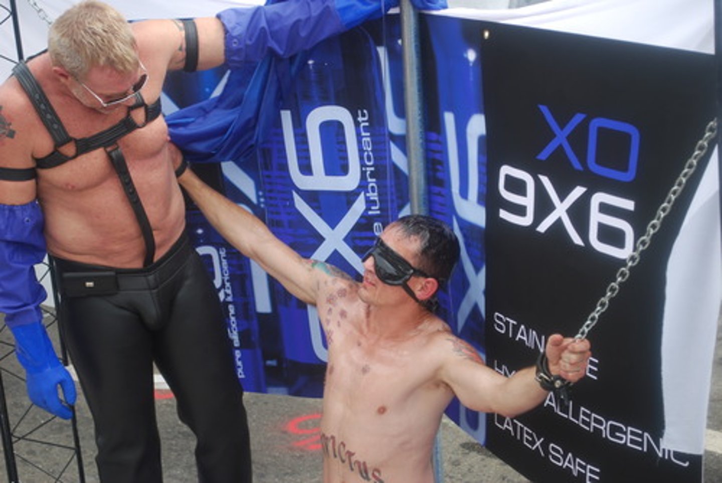 <p>a.不正常的,越出常规的</p><p>n.不正常的人</p>