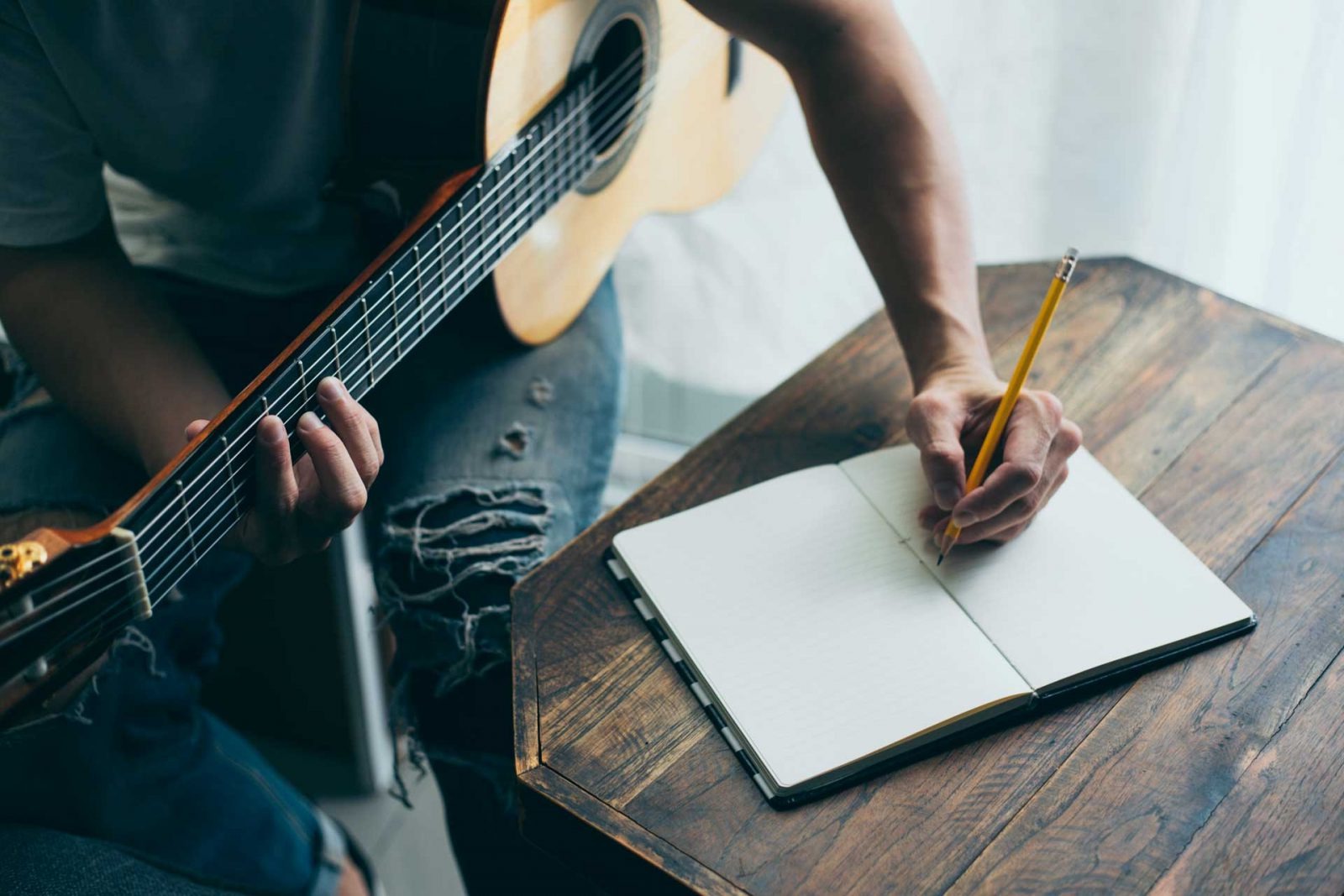 <p>автор песен </p>