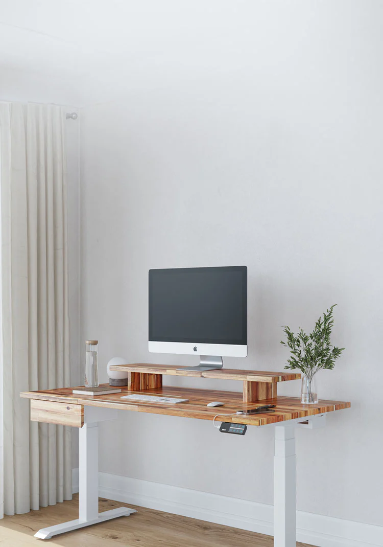 <p>کامپیوتر روی میز است. </p>