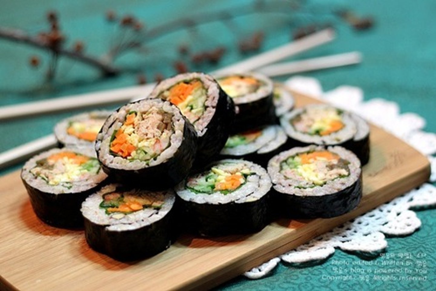 <p>món kimbap</p>