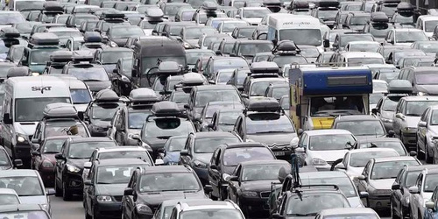 <p>une file - un embouteillage - un bouchon</p>