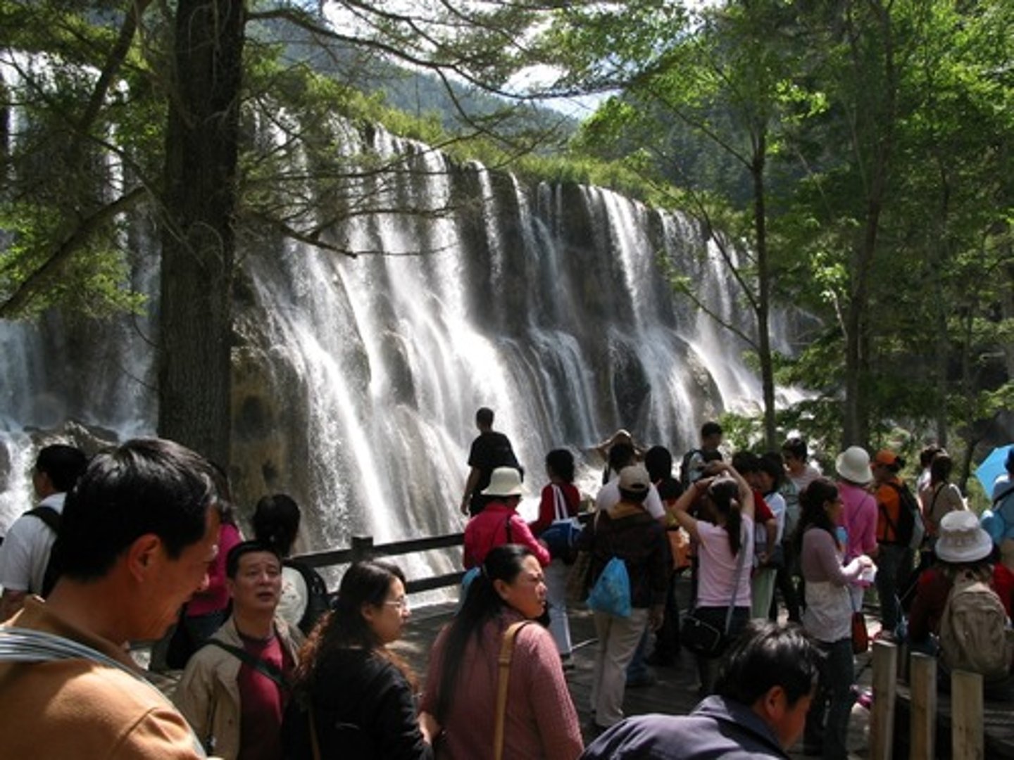 <p>Tourism that involves large numbers of people going to the same place at the same time</p>
