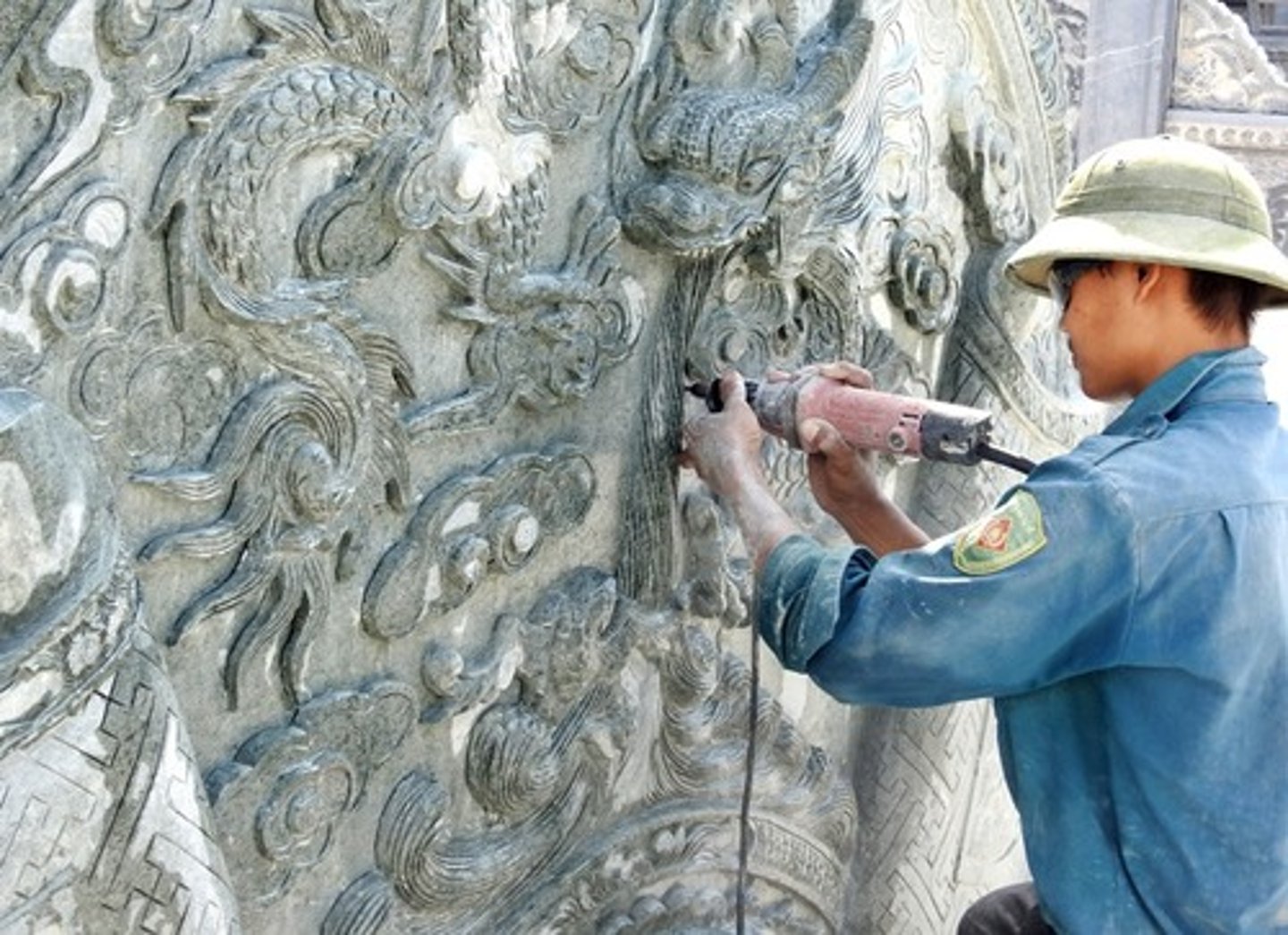 <p>Khắc, chạm trổ</p>