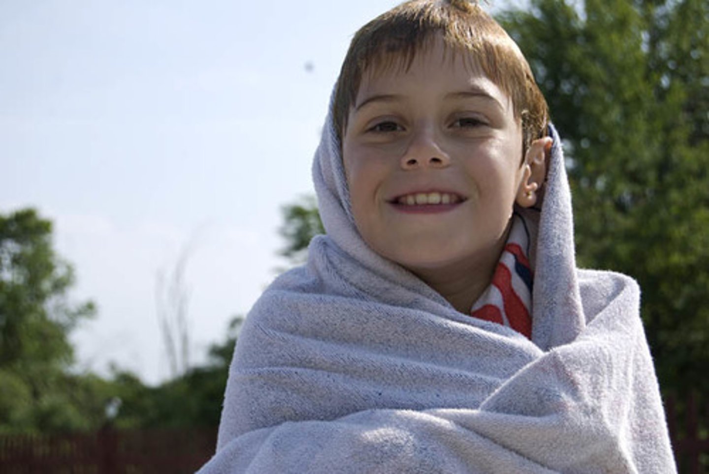 <p>to become dry or make something dry</p>