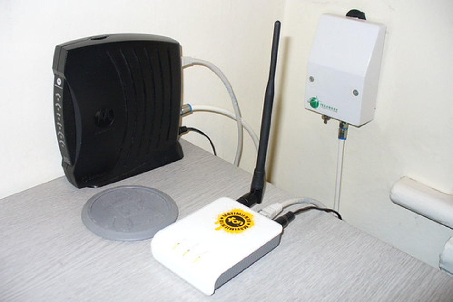 <p>n. băng thông rộng, mạng kết nối</p><p>a system that makes it possible for many messages or large amounts of information to be sent at the same time and very quickly between computers or other electronic devices:</p><p>Internet connection via broadband offers many advantages.</p><p>broadband services/networks/technology/transmission</p>