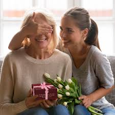 <p>I gave </p><p>I gave my mom a compact </p>