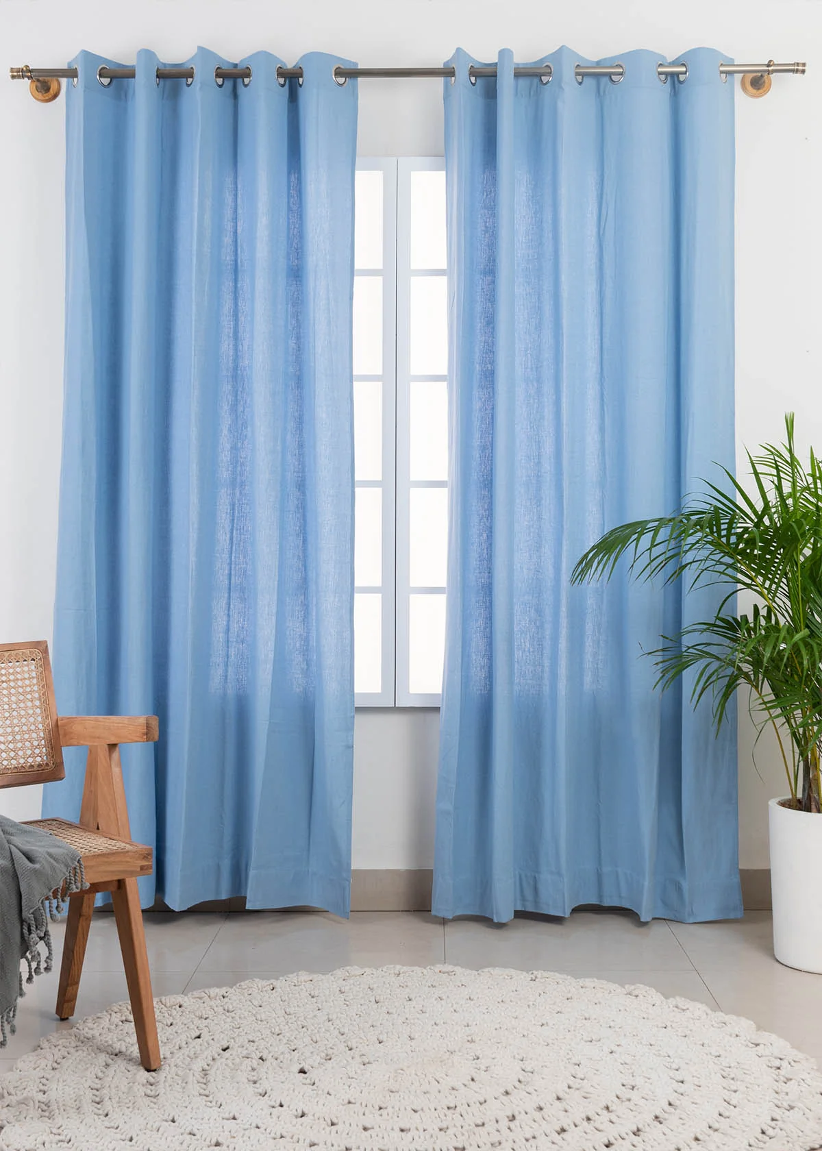 <p>Curtains (n)</p>