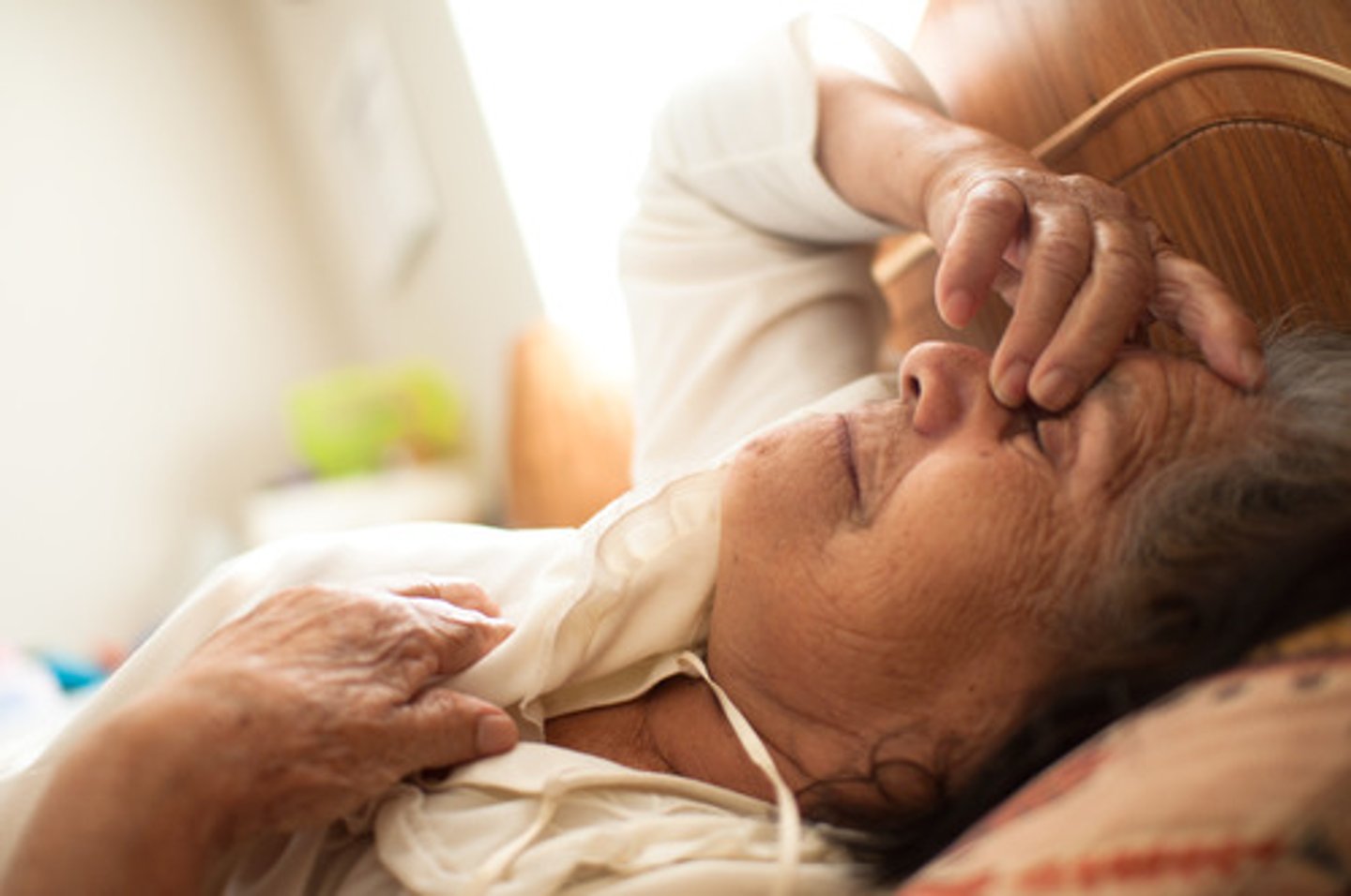 <p>to suffer an illness</p>